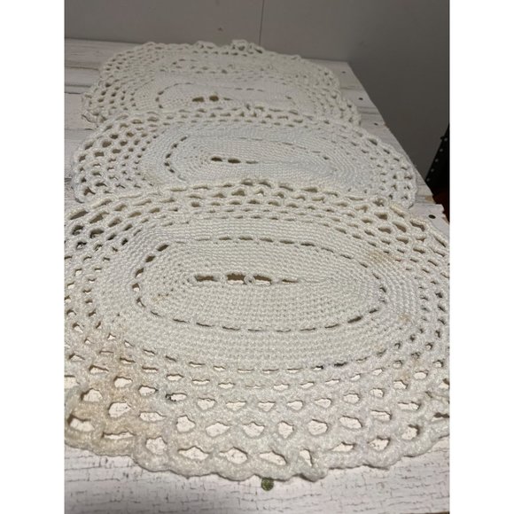 Set of four white crocheted placemats. - Picture 2 of 6